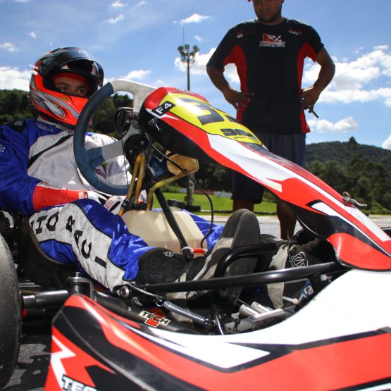 Personalização e criação de adesivo para carenagem de kart nacional e importada