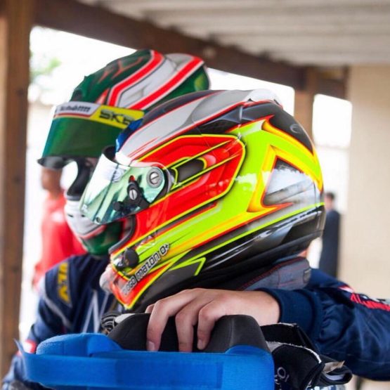 Pintura e personalização de capacete de kart piloto Diogo Mazon