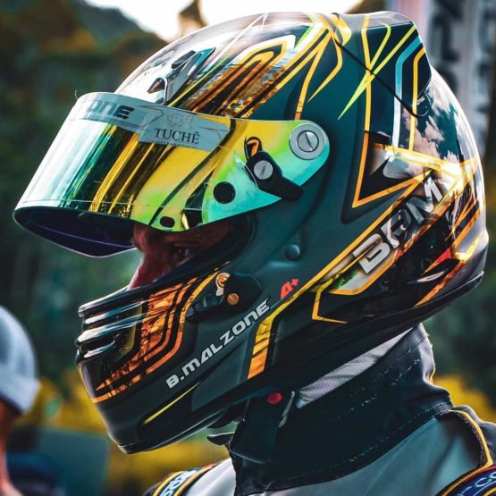 Pintura e personalização de capacete de kart piloto Malzone